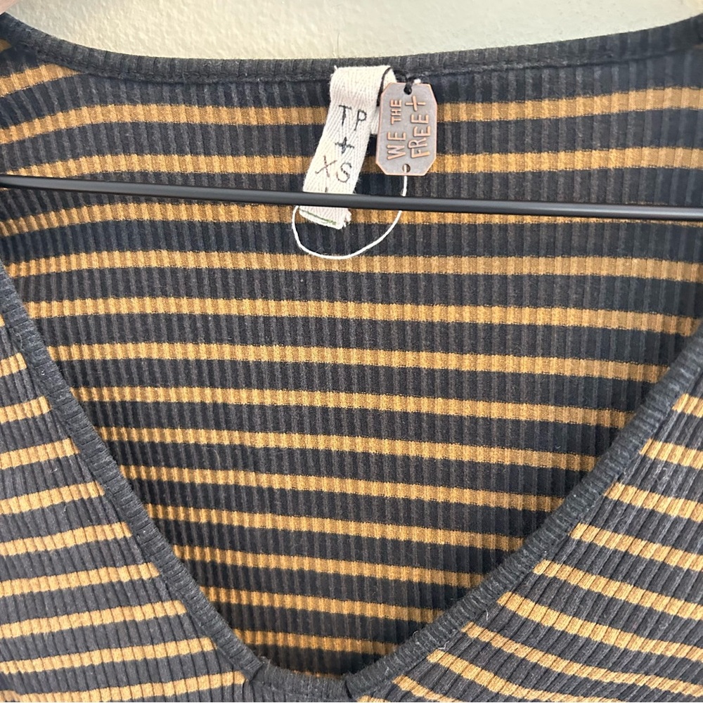 We the Free Long Sleeve T-Shirt Size XS Black Gold Striped V-Neck Fitted Mustard - Picture 2 of 9